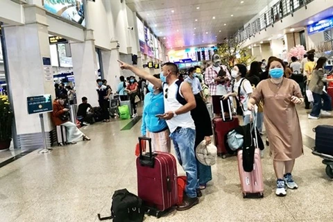 Пассажиры в международном аэропорту Таншоннят (Фото: ВИА)