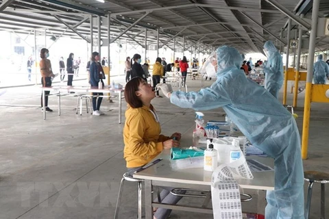 Медработник берет образец на тестирование у жителя в провинции Хайзыонг. (Фото: ВИА)