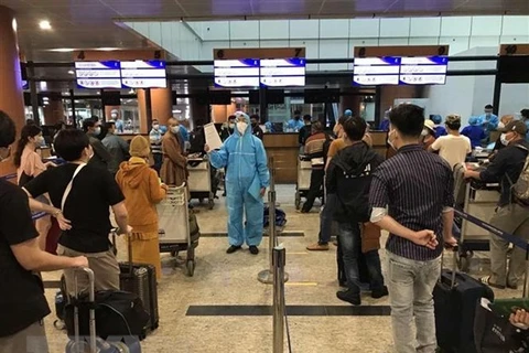 Посольство Вьетнама в Мьянме направило своих сотрудников прямо в аэропорт, чтобы помочь своим гражданам выполнить необходимые процедуры для посадки в самолет. (Фото: ВИА)