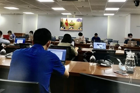 Репортеры городского пресс-центра Хошимина освещают онлайн-заседание правительства 2 марта. (Фото: ВИА)