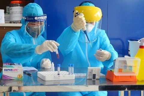 Медицинские работники берут образцы крови для тестирования на SARS-CoV-2. (Фото: ВИА)