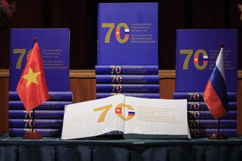 Презентация книги «70 лет славному пути отношений между Вьетнамом и Россией». (Фото: ВИА)