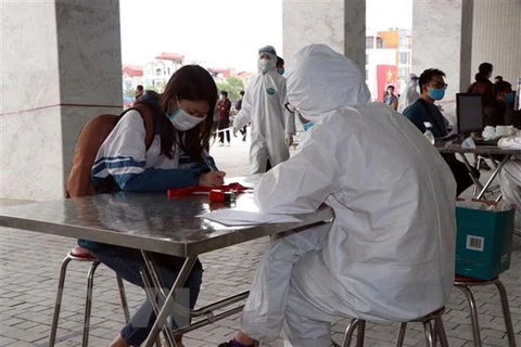 Студенты записались в добровольца на тестирование на коронавирус. (Фото: Мань Ту/ВИА)