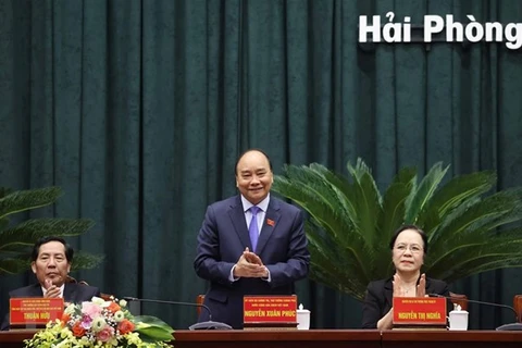 Премьер-министр Нгуен Суан Фук выступает на встрече в Хайфоне. (Фото: ВИА)