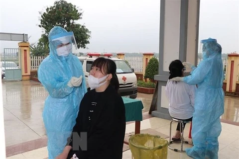  Медицинский персонал берет образцы для теста на SARS-CoV-2. (Фото: ВИА)
