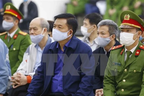Бывший председатель совета директоров Вьетнамской национальной нефтегазовой группы (PetroVietnam) Динь Ла Тханг на суде первой инстанции в Ханое 8 марта. (Фото: ВИА)
