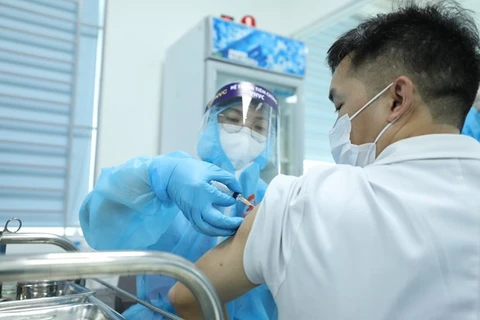 Во Вьетнаме начали вакцинацию против COVID-19. (Фото: ВИА)