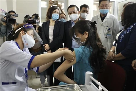 Прививка от COVID-19 женщине в больнице Тханьнян в Ханое (Фото: ВИА)