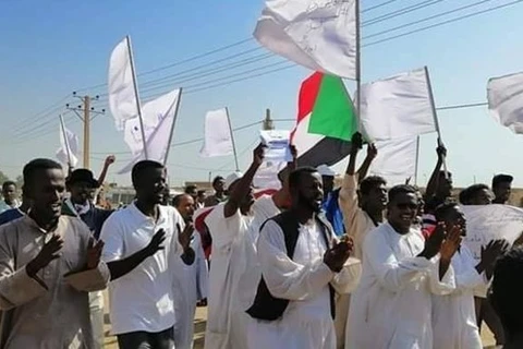 Люди на демонстрации на улице в городе Кассала в Судане (Фото: dabangasudan.org)