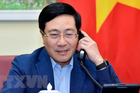Заместитель премьер-министра, министр иностранных дел Вьетнама Фам Бинь Минь провел телефонный разговор с министром иностранных дел Новой Зеландии Нанайей Махутой. (Фото: ВИА)