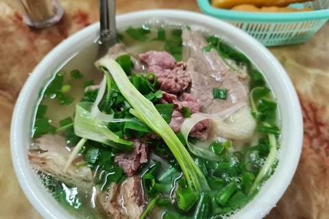 Пиала фо бо (вьетнамский суп с лапшой и говядиной) в Ханое. (Фото: ВИА)