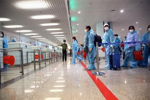 Очередь на процедуры в аэропорту для въезда во Вьетнам. (Фото: ВИА)