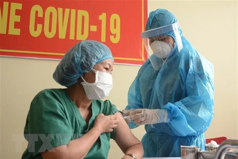 Медицинские работники вакцинированы от COVID-19. (Фото: ВИА)