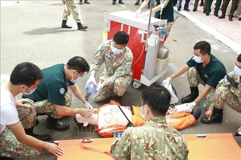 Сотрудники полевого госпиталя № 3 уровня 2 на тренировке по оказанию скорой помощи (Фото: ВИА)