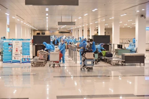 Въезжающие во Вьетнам проходят процедуры в аэропорте Таншоннят. (Фото: Тьань Да/ВИА)