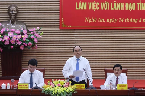 Премьер-министр Нгуен Суан Фук во время рабочей встречи с руководителями провинции Нге-ан. (фото: ВИА)