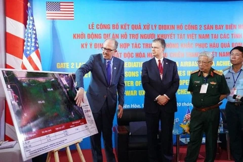 Посол США во Вьетнаме Дэниел Дж. Критенбринк и заместитель министра национальной обороны Вьетнама генерал-полковник Нгуен Чи Винь участвуют в брифинге по ходу реализации проекта по очистке территорий от диоксинов на авиабазе Бьенхоа. (Фото: USAID Вьетнам)