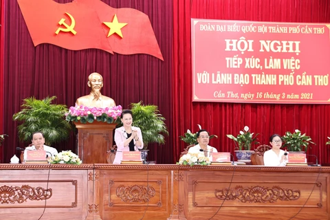 Председатель НС Нгуен Тхи Ким Нган на встрече с избирателями в городе Кантхо. (Фото: ВИА)
