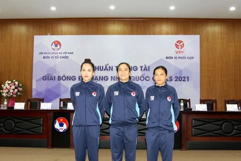 Помощники судьи Нгуен Тхи Ханг Нга, Чыонг Тхи Ле Чин и Ха Тхи Фуонг позируют для группового фото (Фото: VFF)