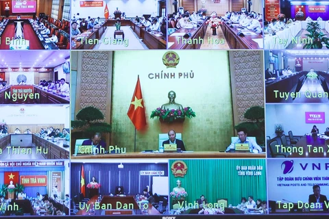 Премьер-министр Нгуен Суан Фук провел онлайн-заседание между постоянным комитетом правительства и национальным руководящим комитетом по профилактике и борьбе с эпидемией COVID-19 и 63 провинциями и городами, чтобы оценить результаты профилактики и борьбы 