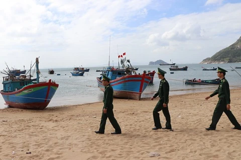 Солдаты на пограничных пунктах пропуска порт Вунгро патрулируют морскую границу. (Фото: ВИА)