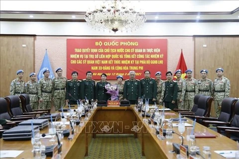 Заместитель министра обороны, генерал-полковник Нгуен Чи Винь с офицерами (Фото: ВИА)