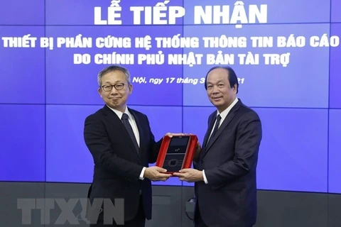 Министр, заведующий Канцелярией правительства Май Тиен Зунг (справа) и посол Японии во Вьетнаме Ямада Такио на церемонии 17 марта (Фото: ВИА)