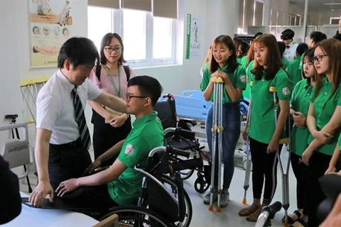 Японец знакомит вьетнамских студентов с навыками медсестры в Лаборатории навыков в университете Донг А в Дананге (Фото: ВИА)
