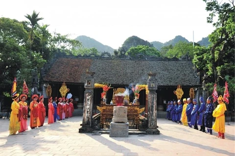 Ежегодный фестиваль “Хоалы” будет организован только с традиционными духовными церемониями, такими как церемония подношения благовоний. (Фото: baodantoc.vn)