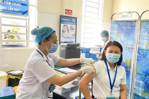 Вакцинация от COVID-19 в Биньзыонге (Фото: ВИА)