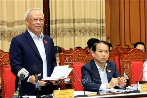 Заместитель председателя НС Уонг Чу Лыу (стоит) выступает на рабочем заседании избирательной комиссии Тайбинь (Фото: ВИА) 