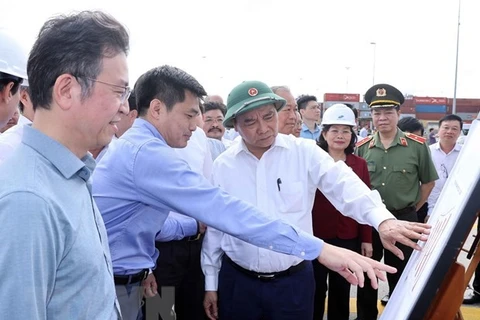 Премьер-министр Нгуен Суан Фук (третий слева) посещает международный терминал Каймеп (Фото: ВИА)