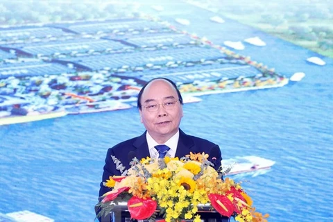 Премьер-министр Нгуен Суан Фук выступает с речью на церемонии открытия промышленного парка порта Фыокдонг в провинции Лонг-ан. (Фото: Тхонг Нят / ВИА)