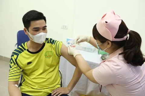 Волонтеру делают прививку от COVIVAC 23 марта (Фото: ВИА)