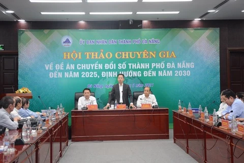 Секретарь парткома Дананга Нгуен Ван Куанг (стоит) выступает на семинаре 22 марта (Фото: ВИА)