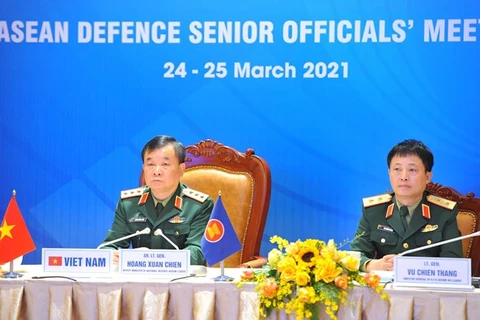Заместитель министра обороны генерал-полковник с Хоанг Суан Чиен (слева), глава вьетнамской делегации на встрече (Фото: ВИА)