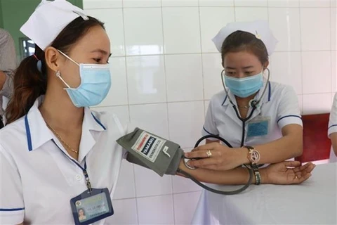 Медицинский работник проходит медицинский осмотр перед прививкой вакцины от COVID-19. (Фото: ВИА)