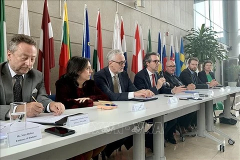Посол Джорджо Алиберти подтверждает безопасность вакцины AstraZeneca COVID-19 на встрече с прессой 23 марта (Фото: ВИА)