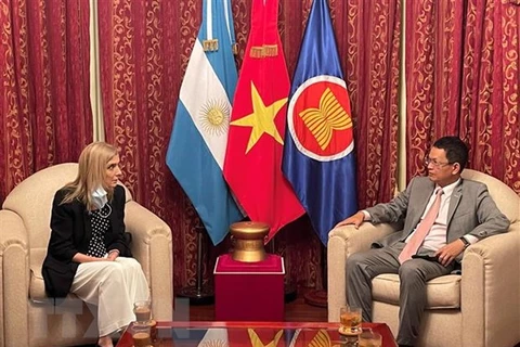 Посол Вьетнама в Аргентине Зыонг Куок Тхань во время встречи с президентом Телама Бернада Льоренте. (Фото: Нгок Тунг/ВИА)