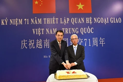 Посол Вьетнама в Китае Фам Шао Май и помощник министра иностранных дел Китая У Цзянхао разрезают торт в честь 71-й годовщины установления дипломатических отношений между Вьетнамом и Китаем. (Фото: ВИА)