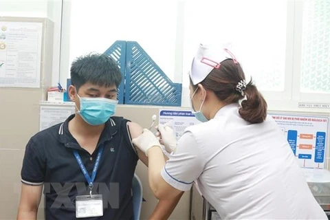 Медицинский персонал районной больницы 10 Хошимина вакцинирован против COVID-19 (Фото: ВИА)