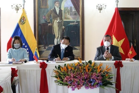 Посол Вьетнама в Венесуэле Ле Вьет Зуйен (в центре) на встрече с губернатором Трухильо Генри Рангелем Сильвой (Фото: ВИА)