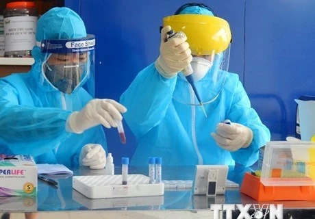 Медицинские работники собирают образцы для тестирования на SARS-CoV-2 (Фото: ВИА)