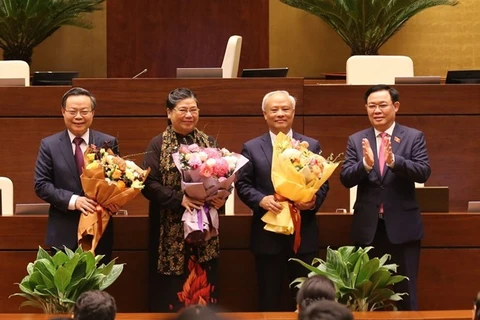 Новый председатель НС Выонг Динь Хюэ (справа) вручает цветы заместителям председателя 14-го НС Уонг Чу Лыу, Тонг Тхи Фонгу и Фунг Куок Хиену (Фото: ВИА)
