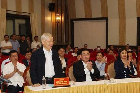 Генеральный секретарь ЦК КПВ, президент Нгуен Фу Чонг (стоит) выступает на собрании для сбора мнений избирателей 30 марта (Фото: ВИА)