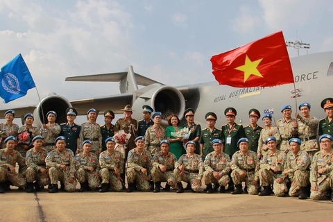 Руководители Министерства обороны, посольства Австралии во Вьетнаме вместе с работниками Полевого госпиталя 2.3 сделали сувенирные фотографии перед отъездом на миссию в Бентиу, Южный Судан. (Фото: ВИА)