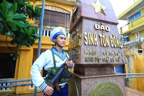 Солдат ВНА несет дежурство на острове Шиньтон Донг. (Фото: ВИА)