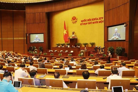 Президент Вьетнама Нгуен Фу Чонг представляет в НС представление об освобождения Нгуен Суан Фука с должности премьер-министра. (Фото: ВИА)