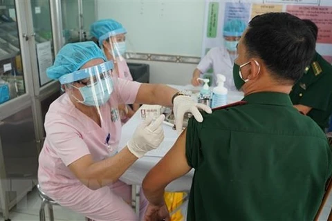 Пограничник в юго-западной провинции Тэйнинь получил прививку от COVID-19 (Фото: ВИА)