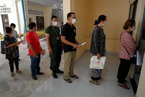 Люди стоят в очереди на вакцинацию от COVID-19 в Пномпене, Камбоджа. (Фото: AFP / ВИА)
